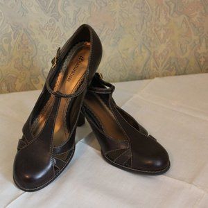 Ladies Brown Naturalizer Shoes